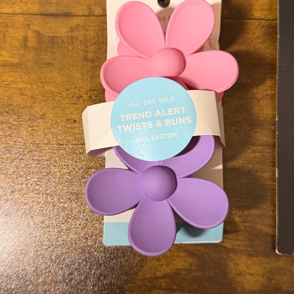 Hair Clips. 2 sets. - Picture 2 of 5